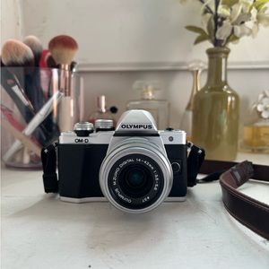 Olympus E-M10 Mark ii Digital Camera 14-42 mm